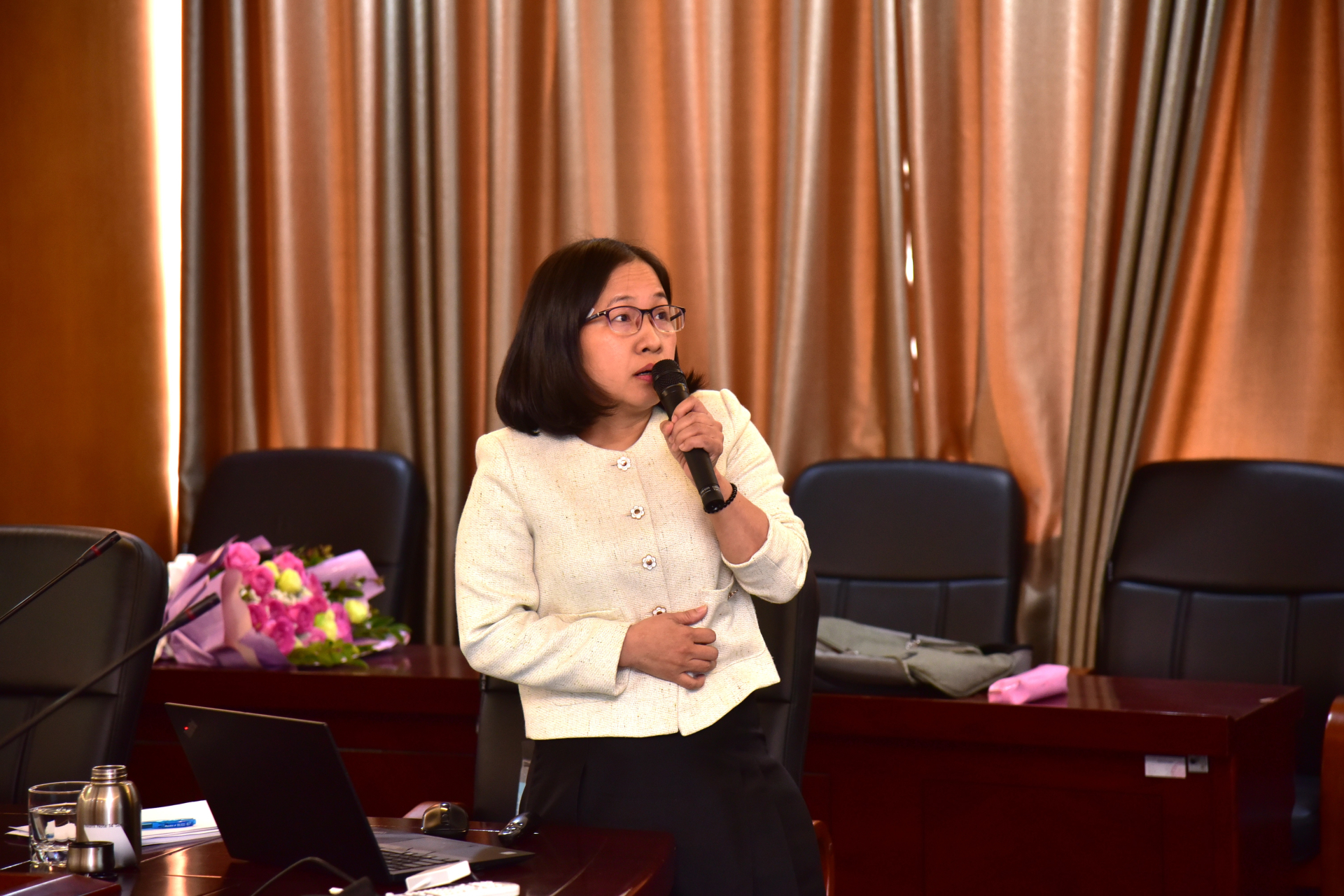 Nhà nghiên cứu sinh học thực vật TS Nguyễn Thị Trang trình bày kết quả luận án trước Hội đồng tại USTH ngày 19/12/2025. Ảnh: USTH.