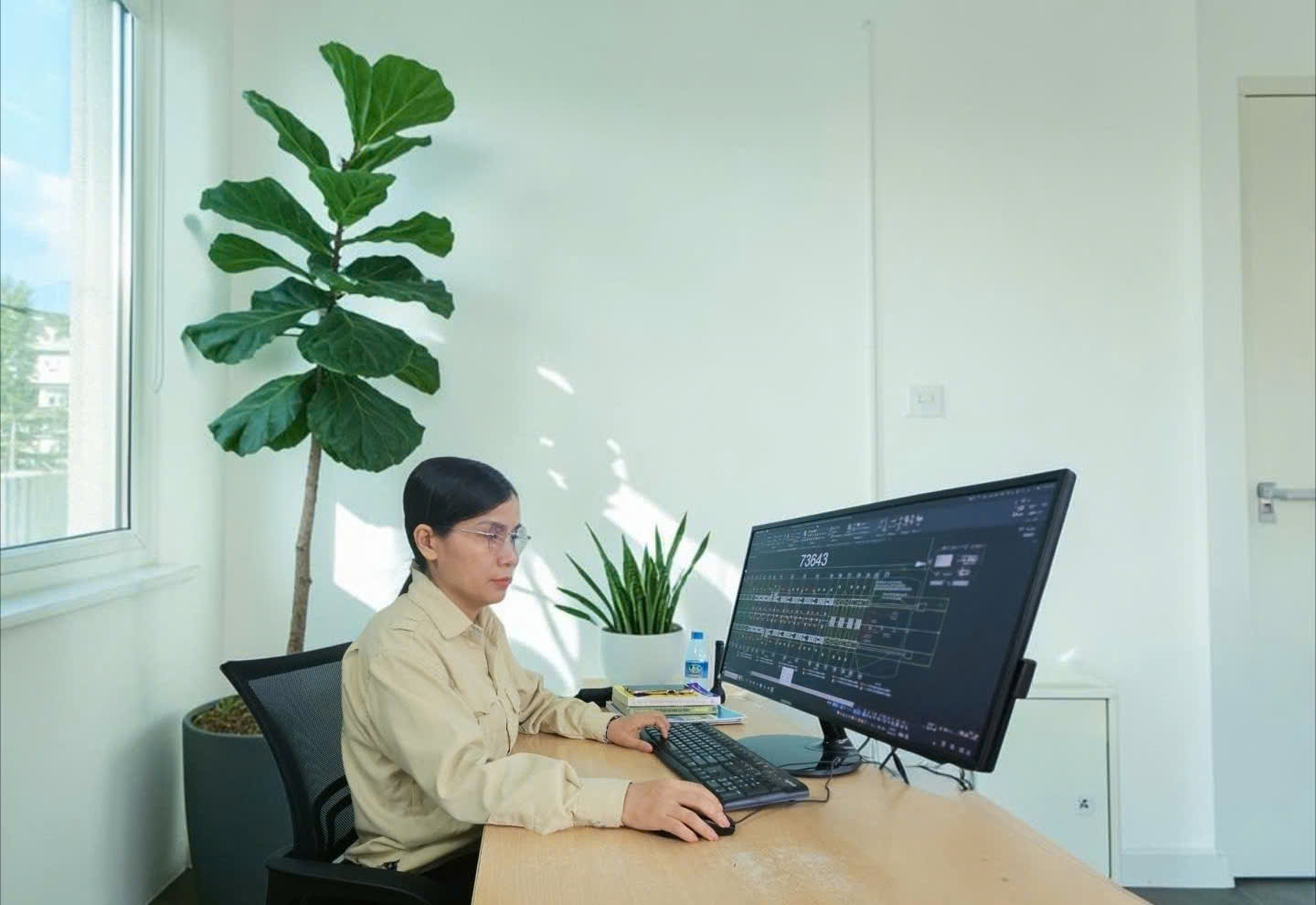 Kỹ sư Phạm Thị Bích Thủy làm việc với bản vẽ kỹ thuật tại Công ty Đóng tàu Hạ Long. Ảnh: SBIC.