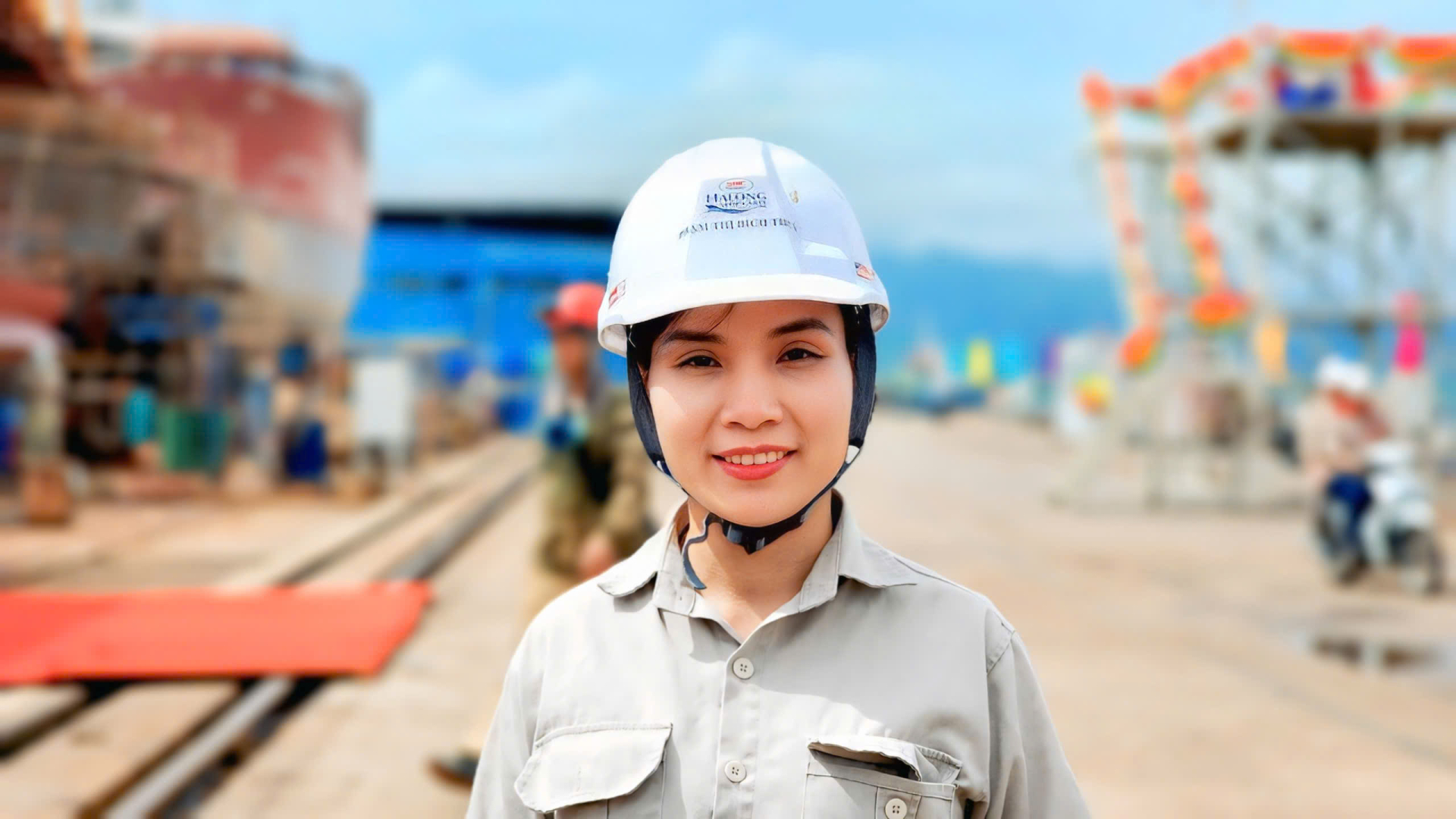 Kỹ sư Phạm Thị Bích Thủy tại Công ty Đóng tàu Hạ Long, sau khi hoàn thành nhiệm vụ tại lễ hạ thủy tàu CSOV – YN 552213. Ảnh: SBIC.