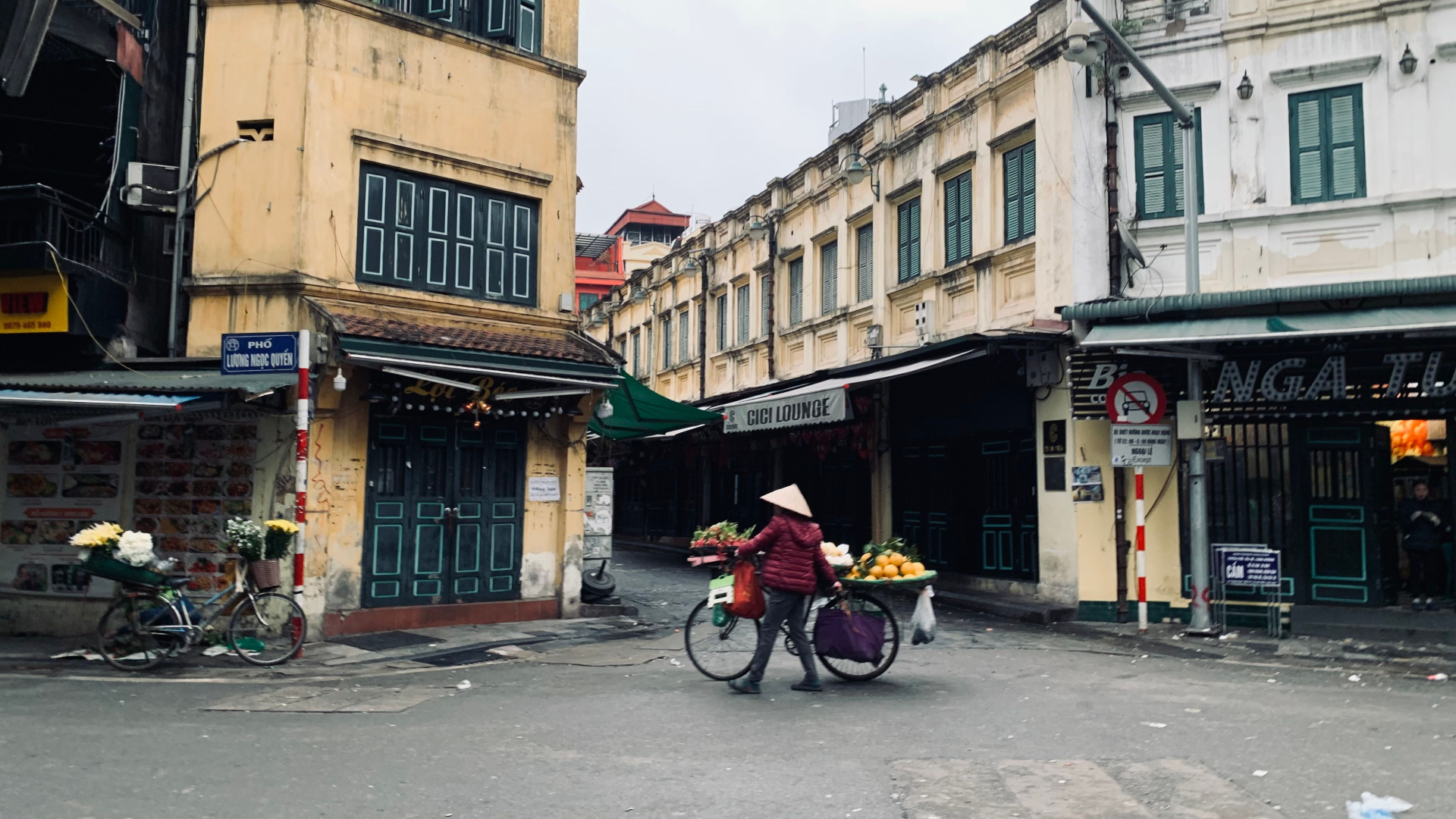 Một phụ nữ dắt xe đạp chở hàng trong khu phố tại Hà Nội. Dữ liệu giao thông càng ghi nhận đầy đủ những mục đích và điểm dừng khác nhau, nhu cầu thực tế của người sử dụng càng dễ được nhìn thấy. Ảnh: Tan Danh/Pexels.