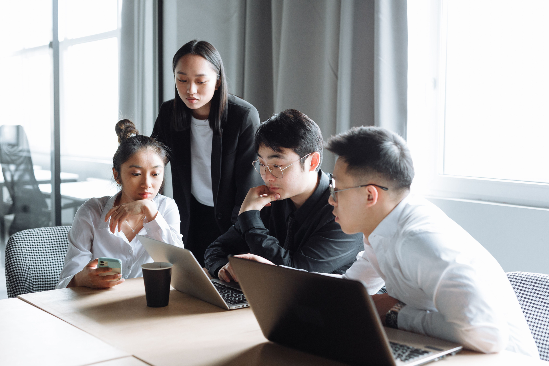 Cách phân chia lượt nói trong cuộc họp có thể ảnh hưởng đến cơ hội đóng góp của từng thành viên. Ảnh minh họa: Thirdman/Pexels.
