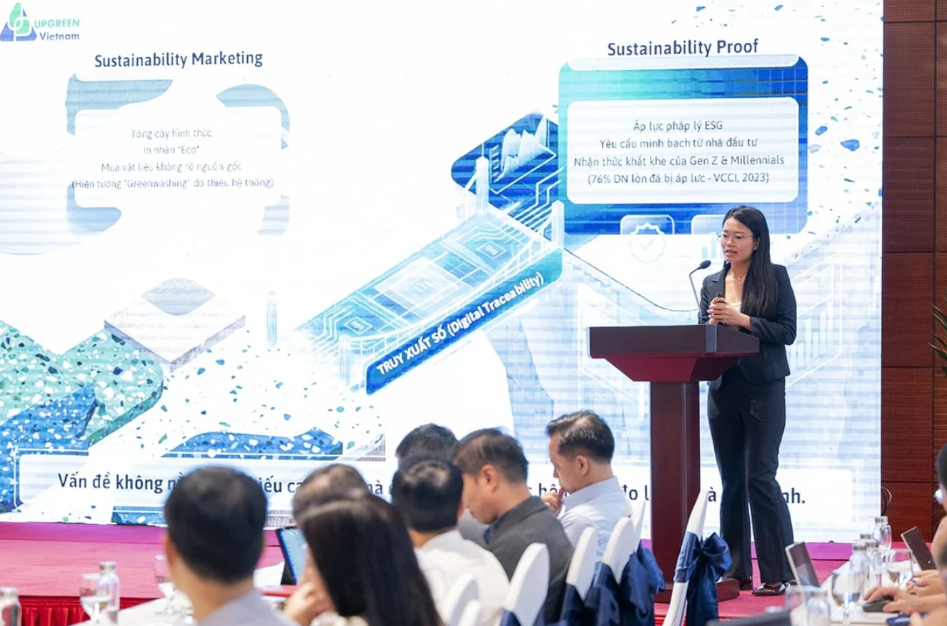 Nhà sáng lập kiêm Giám đốc điều hành UPGREEN Vietnam Hà Phan Kim Nguyệt trình bày về thiết kế tuần hoàn và truy xuất số tại hội thảo về chuyển đổi số và xanh ở Hà Nội. Ảnh: Phạm Hiếu/Bộ Nông nghiệp và Môi trường.