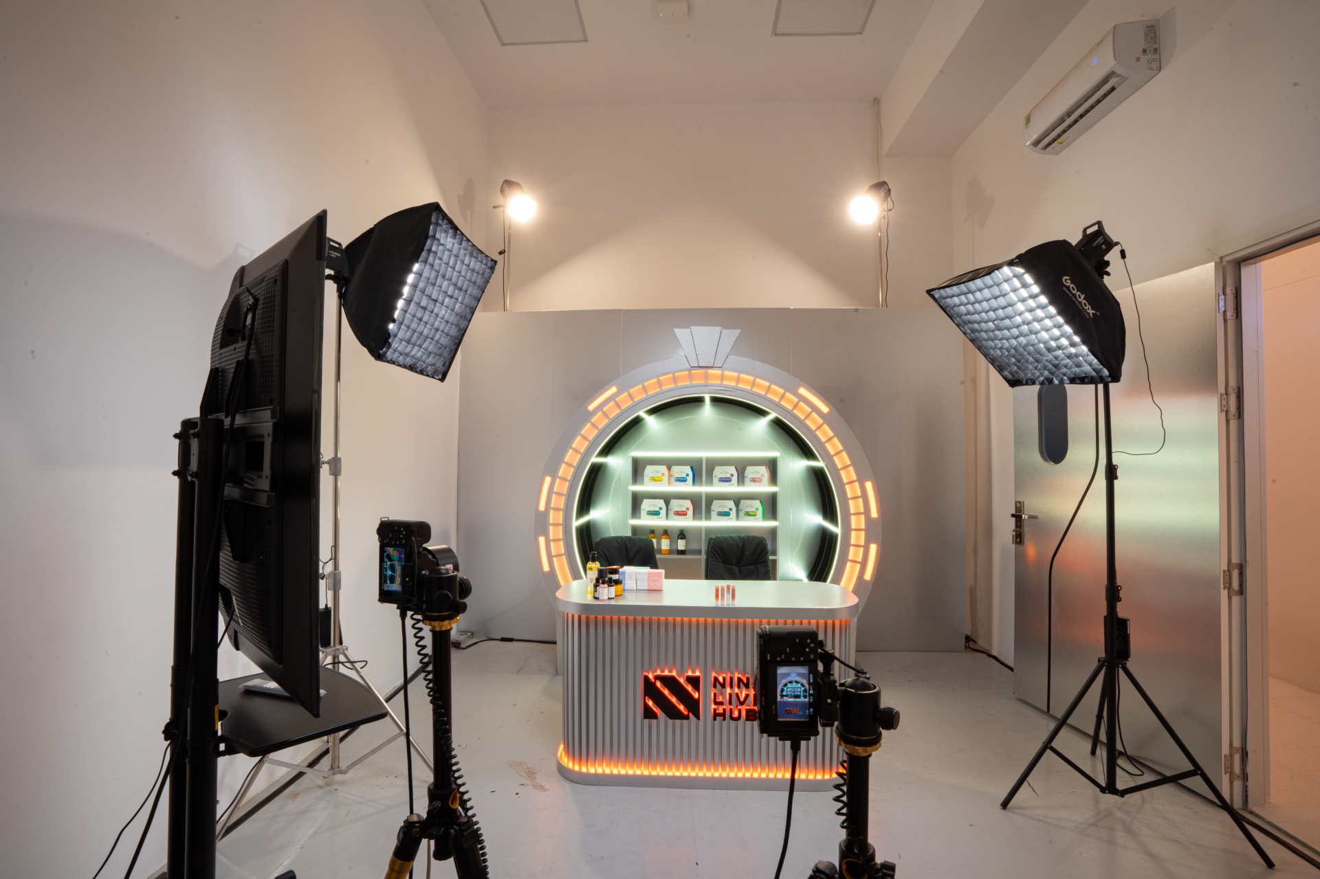 Một studio phục vụ livestream sản phẩm tại Nina Live Hub. Không gian được bố trí máy quay, hệ thống chiếu sáng và khu vực trưng bày hàng hóa cho các phiên bán hàng trực tuyến. Ảnh: Nina Group.