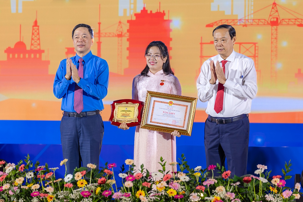 Phó Trưởng phòng Kỹ thuật Nguyễn Thị Kim Yến, Công ty CP Cấp nước Trung An, nhận Giải thưởng Tôn Đức Thắng năm 2026. Trong ảnh, bà Nguyễn Thị Kim Yến đứng giữa, mặc áo dài hồng. Ảnh: SAWACO.