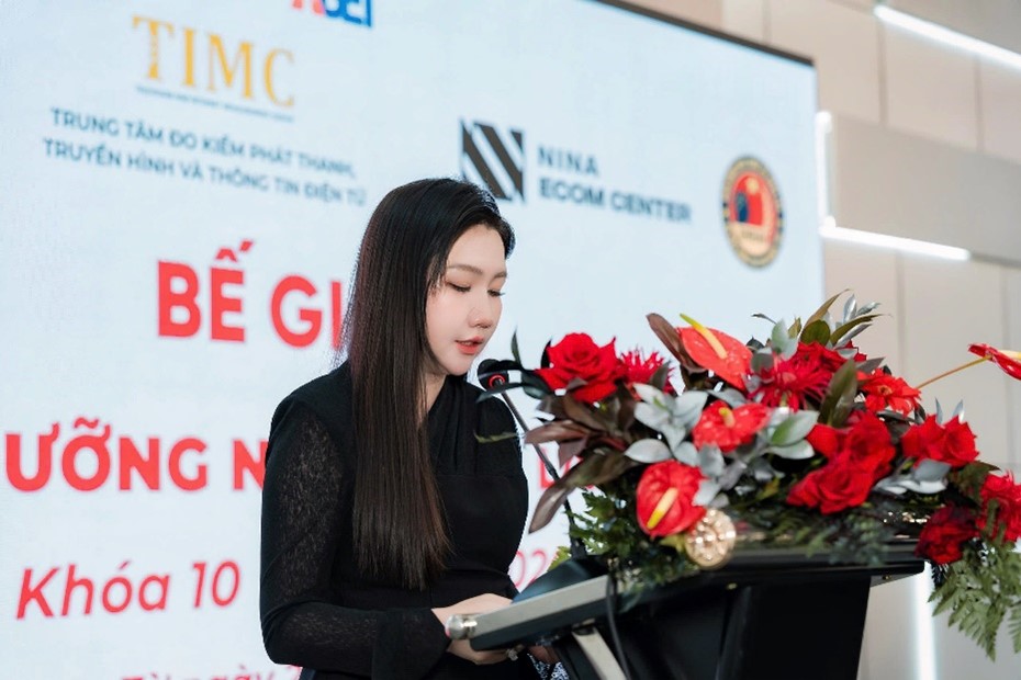 Nhà sáng lập kiêm CEO Nina Ecom Center Nguyễn Thị Trúc Phương phát biểu tại chương trình bồi dưỡng nghiệp vụ livestream ở TP.HCM, tháng 8/2026. Ảnh: Trung tâm Đo kiểm PTTH&TTĐT.