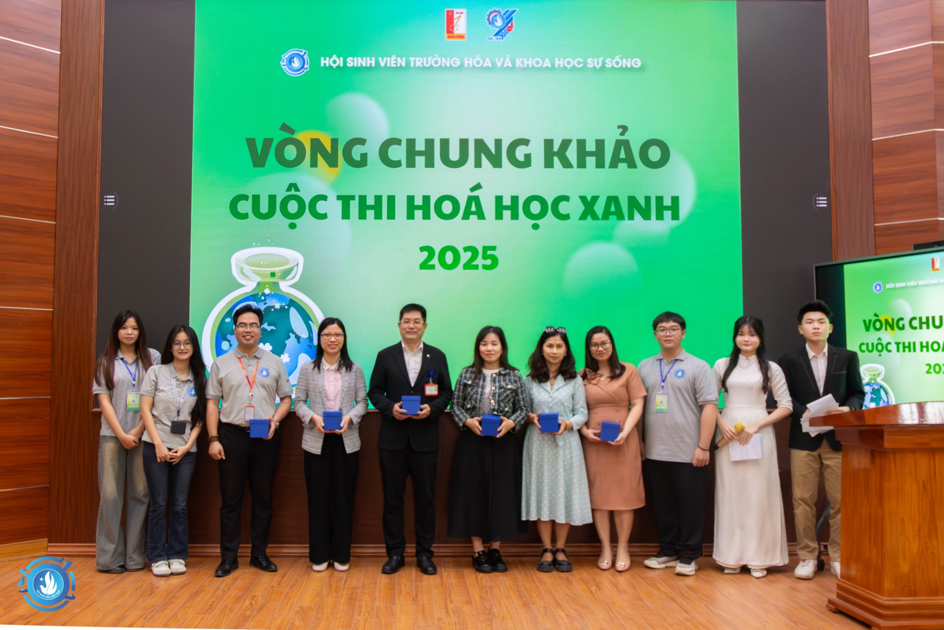 Ban giám khảo vòng chung khảo cuộc thi Hóa học xanh 2025 tại Đại học Bách khoa Hà Nội. Trang nguồn xác nhận PGS.TS Trần Thị Luyến là một trong các giám khảo; nguồn không chú thích vị trí từng thành viên trong ảnh nên không xác định vị trí nhân vật. Ảnh: SCLS/HUST.