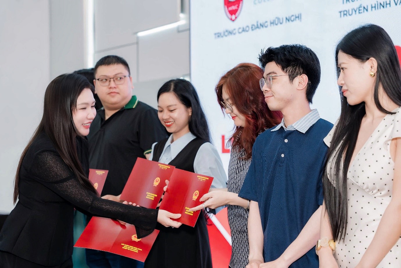 CEO Nina Ecom Center Nguyễn Thị Trúc Phương trao giấy chứng nhận biểu trưng cho học viên sau khóa bồi dưỡng nghiệp vụ livestream tại TP.HCM, tháng 8/2026. Ảnh: Trung tâm Đo kiểm PTTH&TTĐT.
