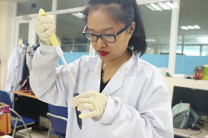 PGS.TS Vũ Thị Thu thao tác trong phòng thí nghiệm tại USTH. Các hướng nghiên cứu của nữ nhà khoa học tập trung vào cảm biến sinh học, cảm biến điện hóa và hệ vi lưu. Ảnh tư liệu: NVCC/VnExpress, đăng trên USTH.