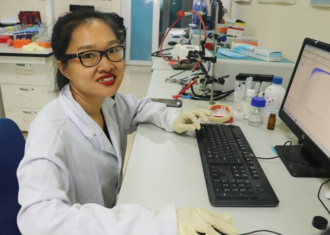 PGS.TS Vũ Thị Thu, giảng viên Trường Đại học Khoa học và Công nghệ Hà Nội, trong phòng thí nghiệm. Ảnh tư liệu: NVCC/VnExpress, đăng trên USTH.