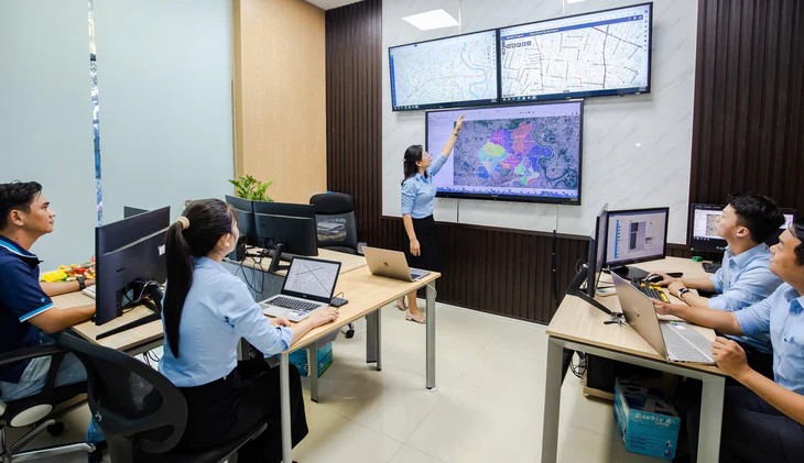 Nhân viên Công ty CP Cấp nước Trung An sử dụng dữ liệu GIS tại trung tâm vận hành mạng lưới. Các lớp bản đồ số giúp theo dõi hệ thống đường ống và khu vực phục vụ. Ảnh: Tuổi Trẻ.
