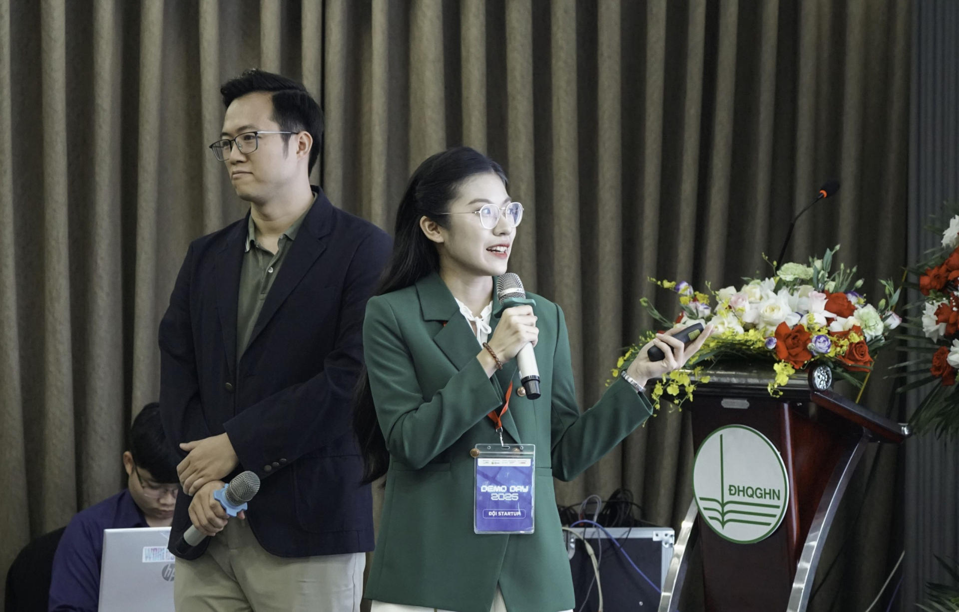 Đại diện GeneSkin AI trình bày giải pháp tại DemoDay trong khuôn khổ VNU Venture Day 2025. Ảnh: Vườn ươm Khởi nghiệp Đổi mới sáng tạo ĐHQGHN.