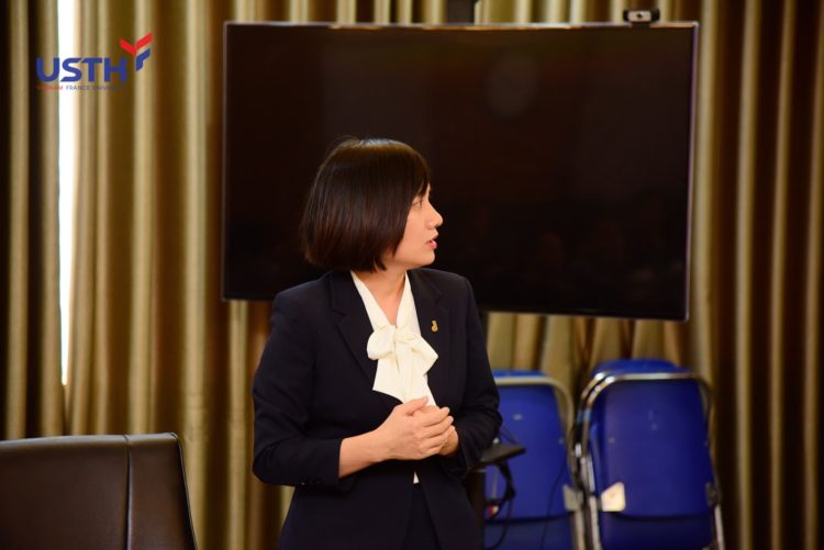 PGS.TS Nguyễn Thị Kiều Oanh, khi đó là TS và Phó Trưởng khoa Khoa học Sự sống USTH, trao đổi tại chương trình tư vấn thực tập và việc làm của khoa năm 2022. Ảnh: USTH.