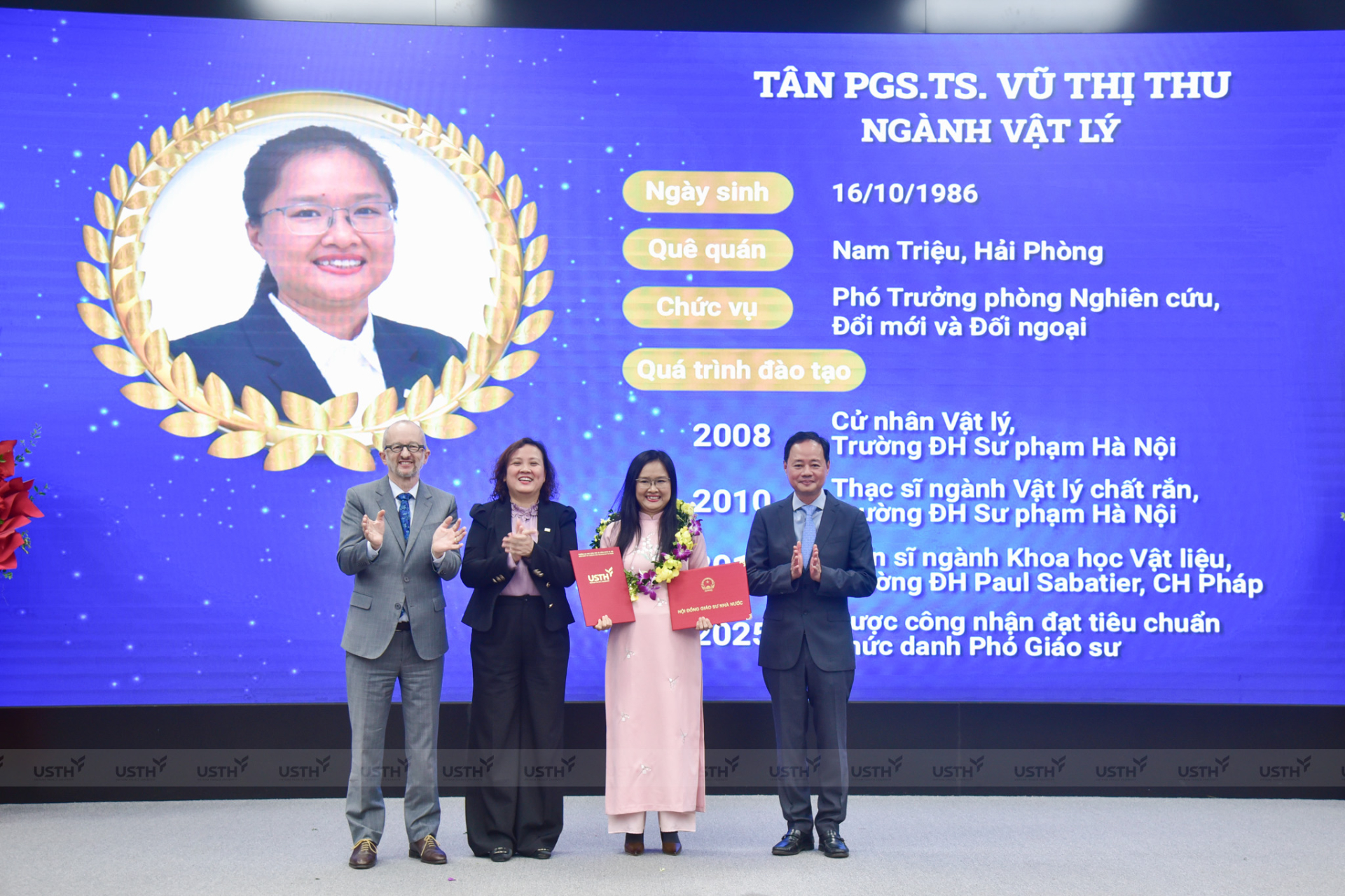 PGS.TS Vũ Thị Thu (áo dài hồng, ở giữa ảnh) nhận quyết định bổ nhiệm chức danh Phó Giáo sư ngành Vật lý tại USTH ngày 5/1/2026. Ảnh: USTH.