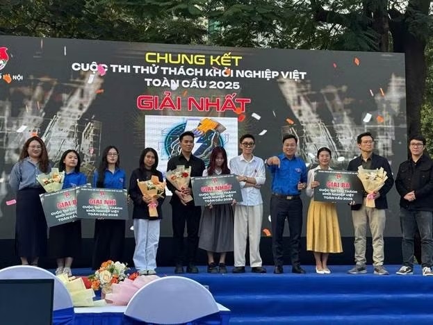 ThS. Nguyễn Thị Hải Hà (thứ ba từ phải sang, theo chú thích của nguồn) tại cuộc thi Thử thách Khởi nghiệp Việt toàn cầu 2025. Ảnh: NVCC/Tạp chí điện tử Giáo dục Việt Nam.