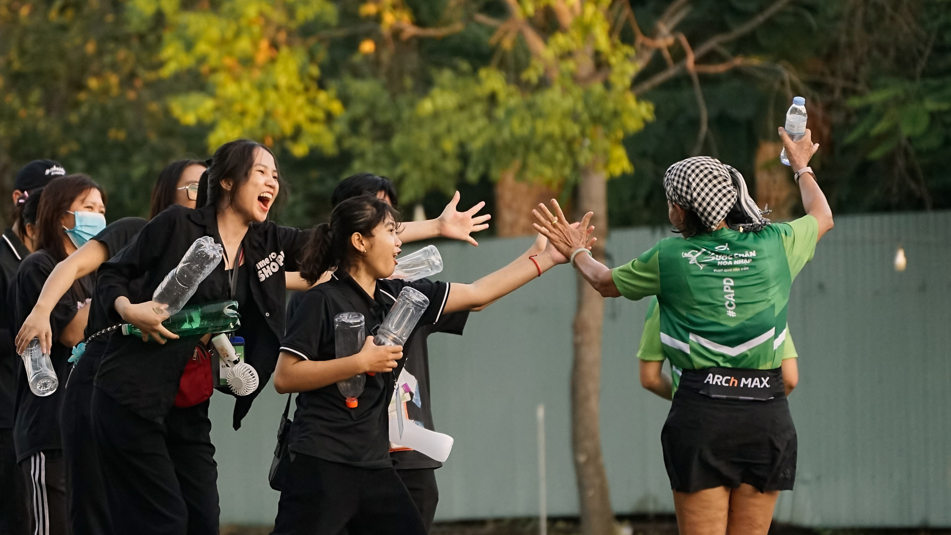 Nhóm bạn nữ tham gia hoạt động ngoài trời. Một sân chơi công bằng cần tạo nhiều cách sử dụng thay vì mặc định mọi thanh thiếu niên đều thích cùng một kiểu vận động. Ảnh minh họa: Dương Phước Tiến/Pexels.