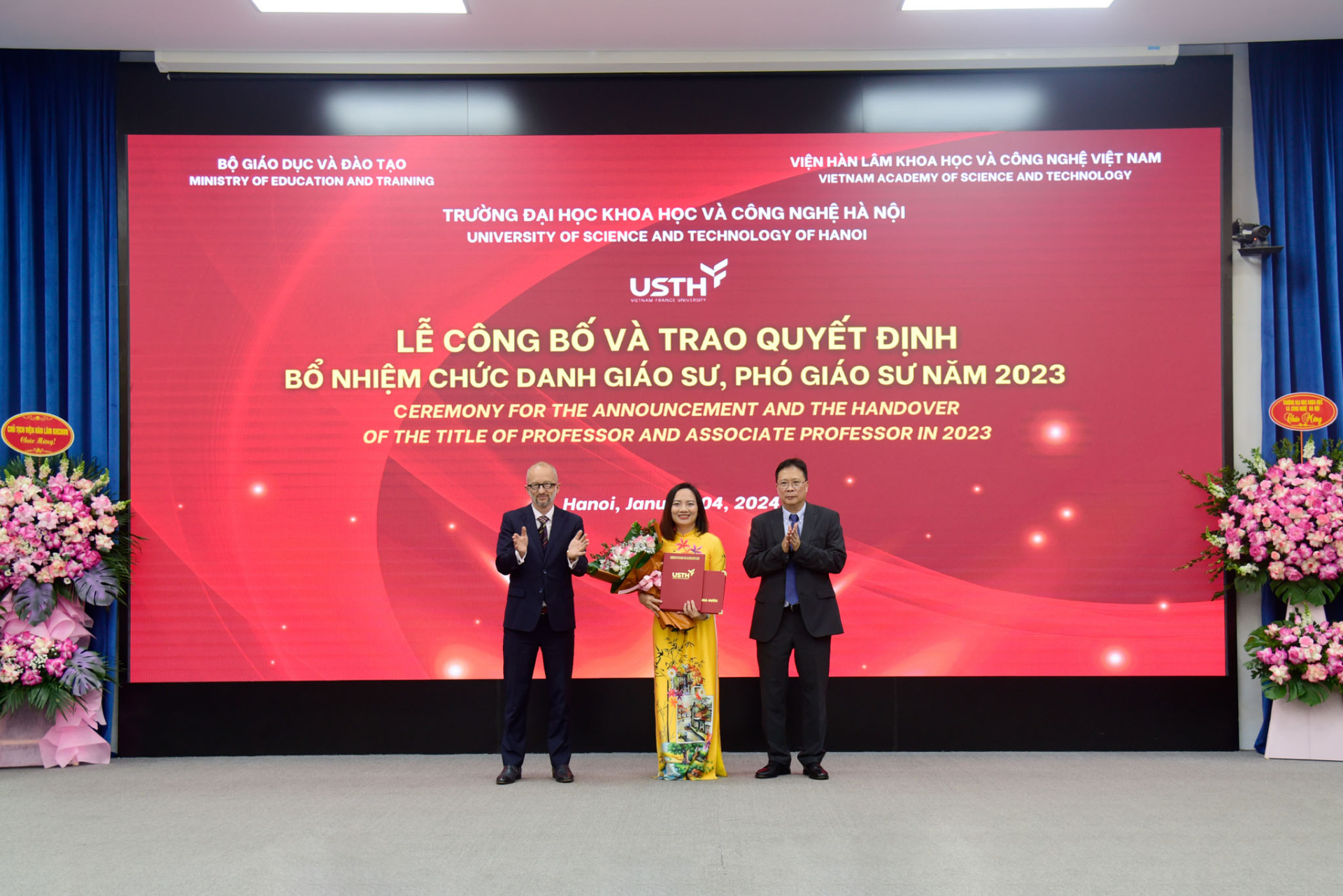 PGS.TS Nguyễn Thị Kiều Oanh nhận quyết định bổ nhiệm chức danh Phó Giáo sư ngành Dược học tại USTH tháng 1/2024. Ảnh: USTH.
