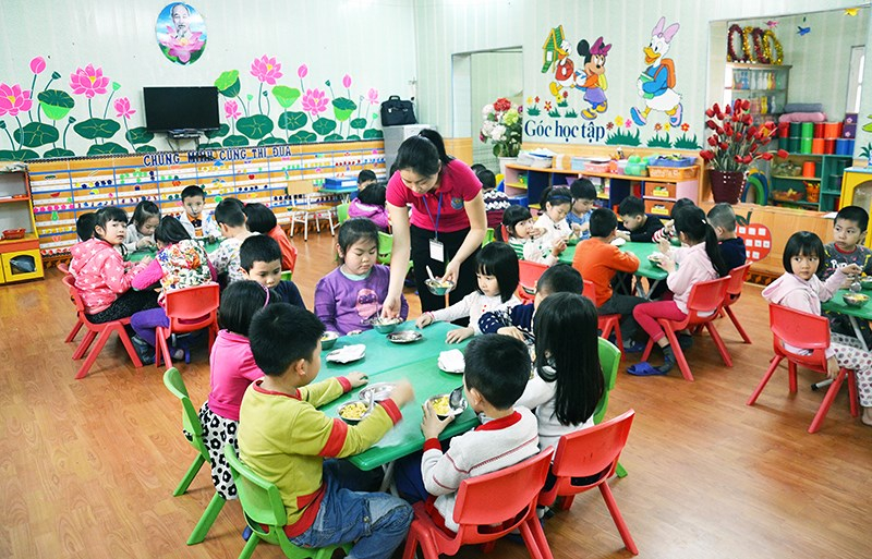 Hoạt động chăm sóc, nuôi dưỡng trẻ mầm non tại địa bàn có khu công nghiệp, cụm công nghiệp ở Tây Ninh. Dịch vụ chăm sóc ổn định đặc biệt có ý nghĩa với những gia đình làm việc theo ca. Ảnh: Báo Tây Ninh.
