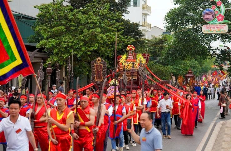 Đoàn rước lễ và kiệu tại lễ hội chùa Tây Phương, một trong bốn địa điểm được khảo sát. Ảnh: ĐHQGHN