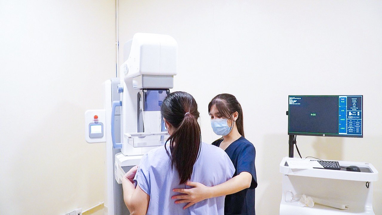 Chụp X-quang tuyến vú là một phương pháp hỗ trợ phát hiện sớm bất thường ở tuyến vú. Ảnh: Bệnh viện Đa khoa Hùng Vương.