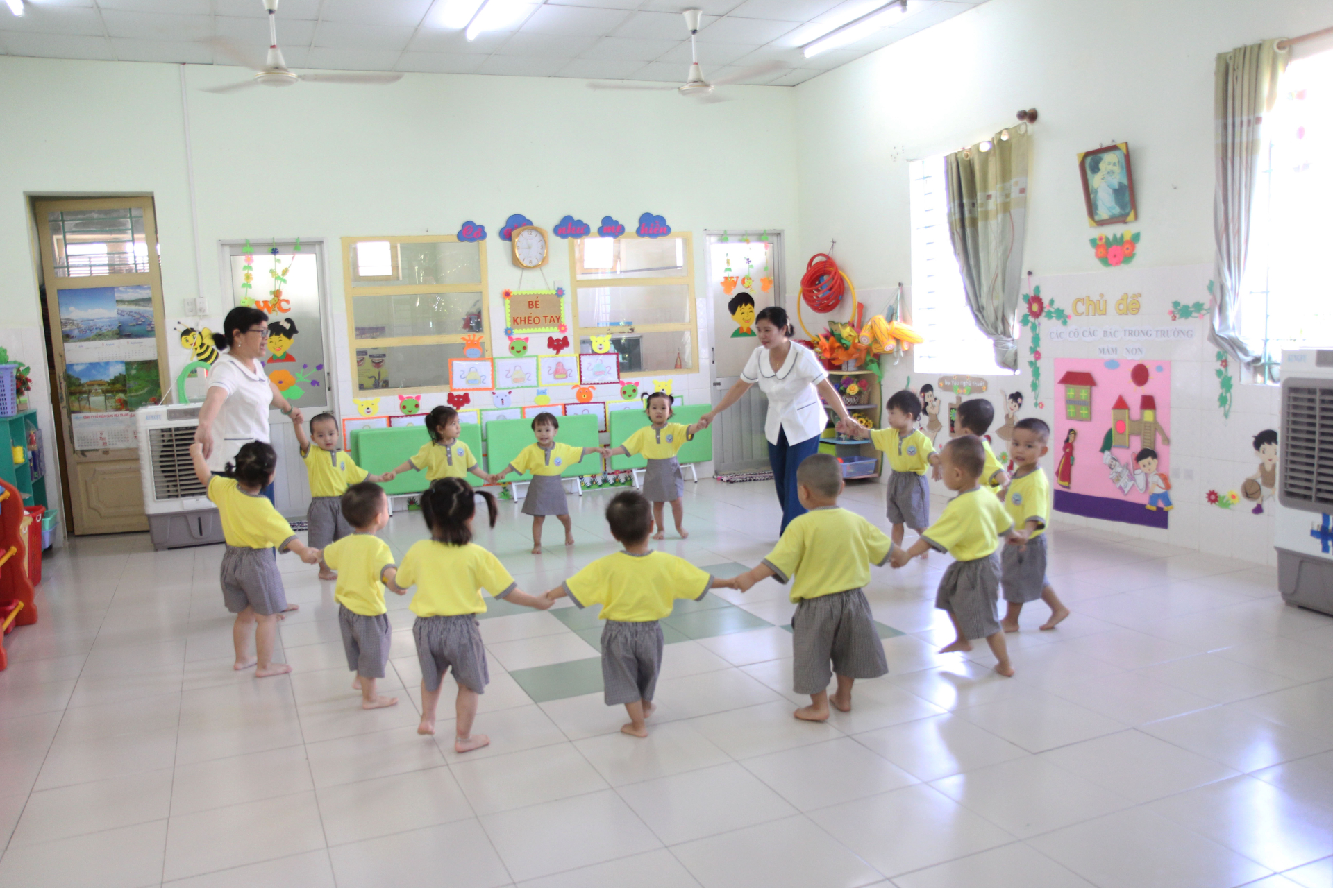 Cô và trẻ Trường Mầm non 3-2, TP Nha Trang trong một hoạt động tại lớp. Dịch vụ mầm non ổn định giúp trẻ được học tập, chăm sóc và hỗ trợ cha mẹ duy trì công việc. Ảnh: Báo Khánh Hòa.