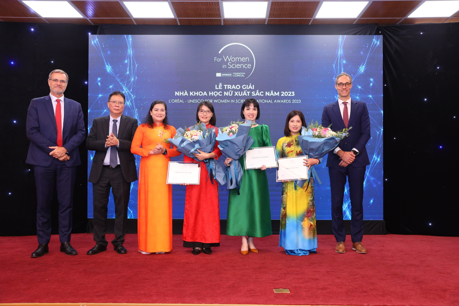 PGS.TS Nguyễn Thị Thu Hoài, thứ tư từ trái sang, trong lễ trao Giải thưởng L’Oréal–UNESCO năm 2023. Ảnh: Báo Xây dựng.