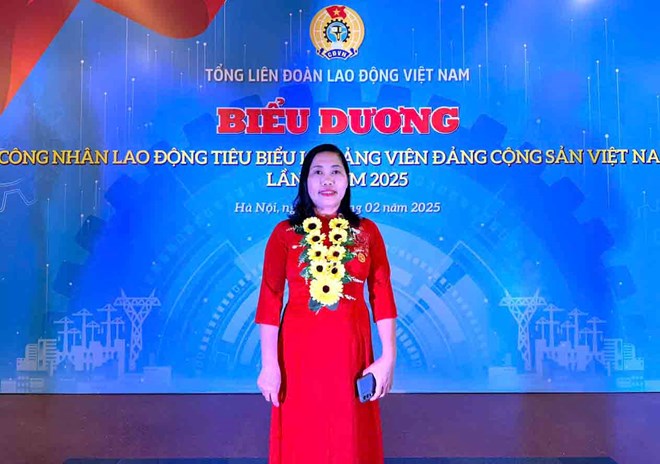 Trưởng Ban Kỹ thuật chế biến Trương Thị Hoan tại chương trình biểu dương công nhân lao động tiêu biểu là đảng viên năm 2025. Ảnh: Hải Nguyễn/Cổng thông tin điện tử Công đoàn Việt Nam.