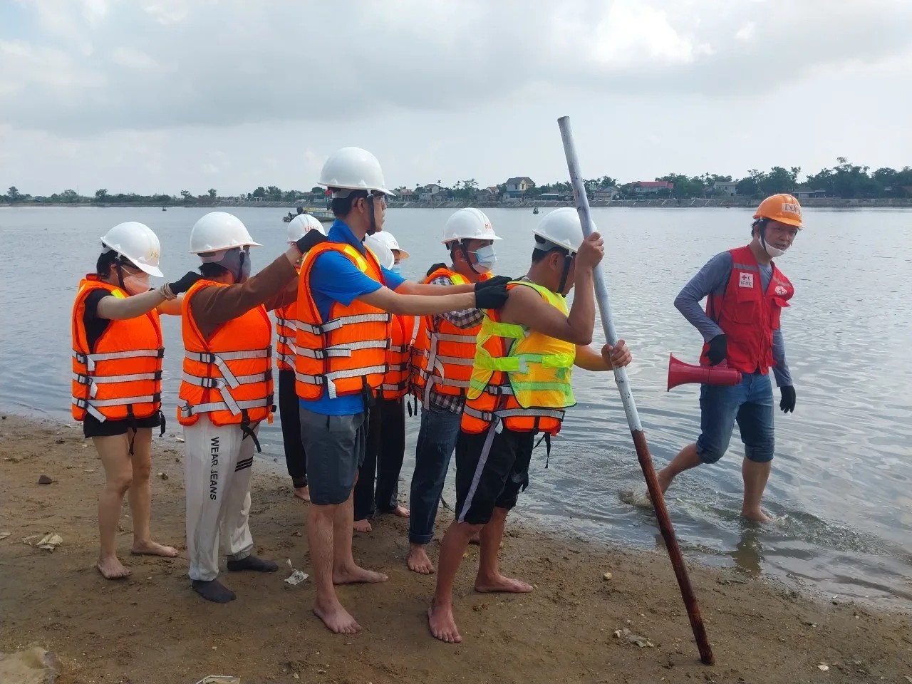 Thành viên đội ứng phó cộng đồng tại Quảng Trị diễn tập kỹ năng cứu hộ trong mùa lũ. Các đội này được tập huấn sơ tán, sơ cứu và hỗ trợ những hộ dân dễ bị tổn thương.
