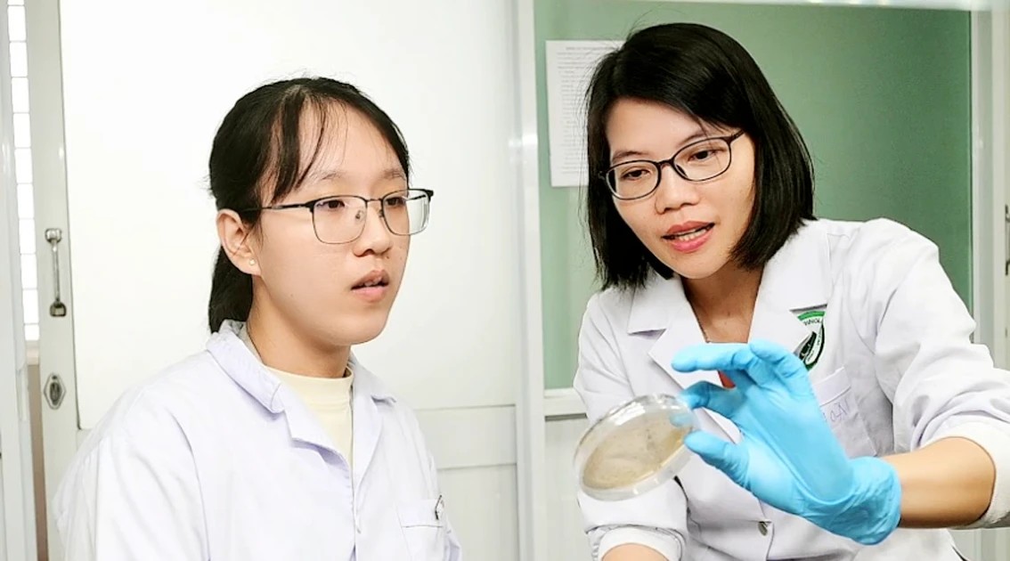 PGS.TS Nguyễn Thị Thu Hoài, bên phải, nghiên cứu mẫu trong phòng thí nghiệm. Ảnh: Giáo dục và Thời đại.