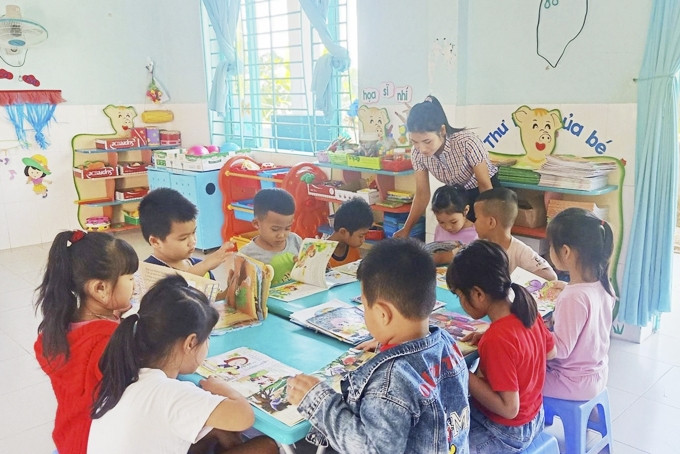 Một tiết học của cô và trẻ tại Trường Mầm non Họa My, huyện Khánh Vĩnh, Khánh Hòa. Khả năng tiếp cận trường lớp ở những địa bàn khó khăn là một phần quan trọng của phổ cập giáo dục mầm non. Ảnh: Báo Dân tộc và Phát triển.