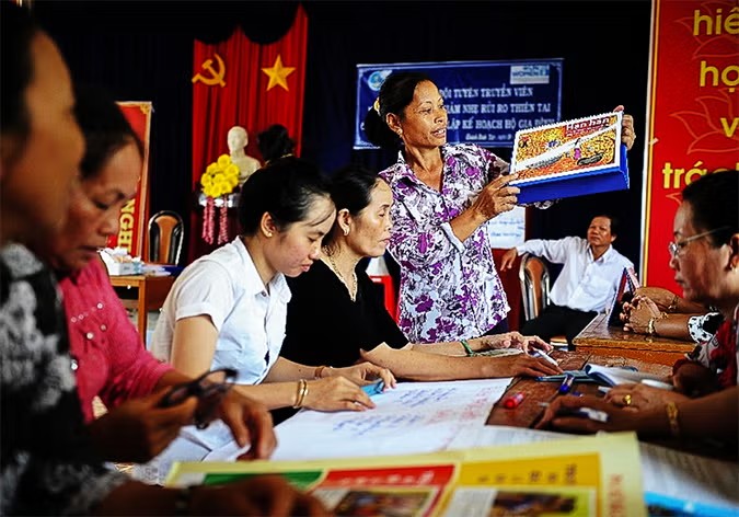 Phụ nữ tại Cà Mau tham gia thảo luận về chuẩn bị ứng phó thiên tai và kế hoạch bảo vệ gia đình, cộng đồng.