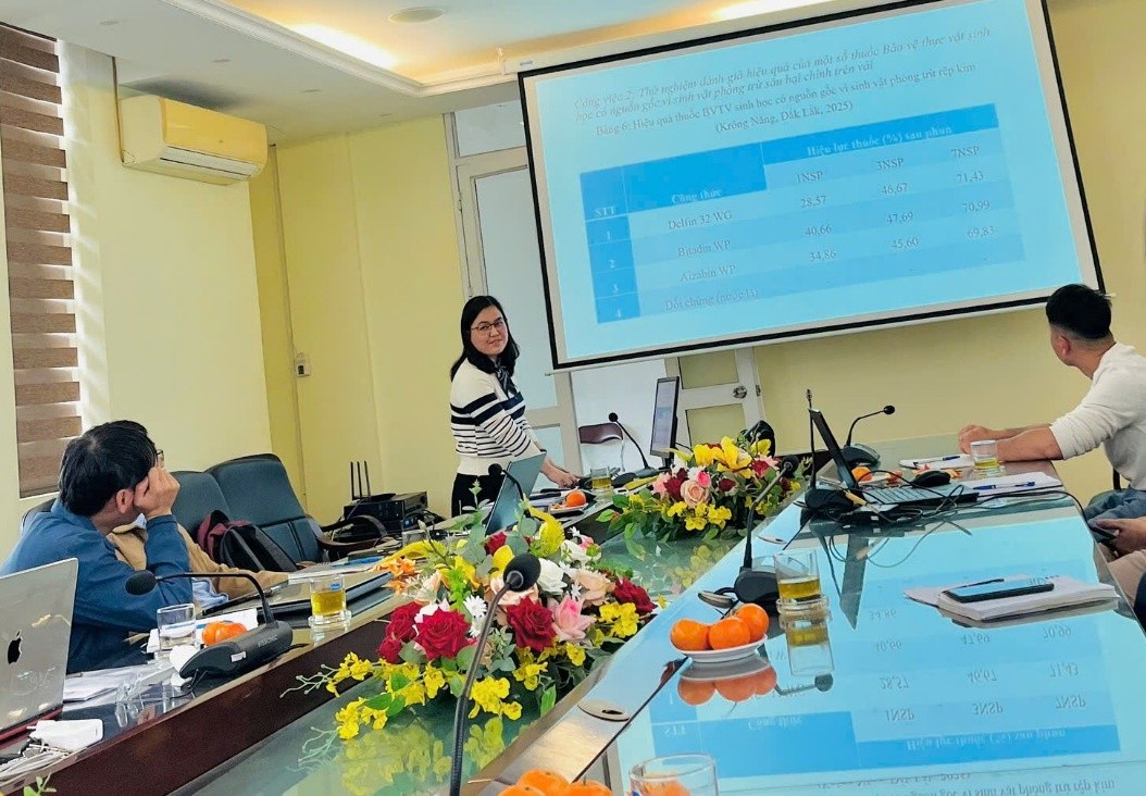 ThS. Bùi Thị Hải Yến trình bày báo cáo tại Hội nghị khoa học của Bộ môn Chẩn đoán giám định dịch hại và Thiên địch, Viện Bảo vệ thực vật. Ảnh: Viện Bảo vệ thực vật.