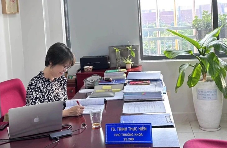 TS. Trịnh Thục Hiền, Phó Trưởng khoa Luật Kinh tế, Trường Đại học Kinh tế - Luật, ĐHQG-HCM, trong công việc chuyên môn. Ảnh: NVCC/Tuổi Trẻ.