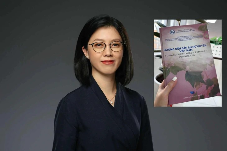 TS. Trịnh Thục Hiền, Phó Trưởng khoa Luật Kinh tế, Trường Đại học Kinh tế - Luật, ĐHQG-HCM, cùng ấn phẩm “Hướng đến bản án nữ quyền Việt Nam” do bà chủ biên. Ảnh: NVCC/Tuổi Trẻ.