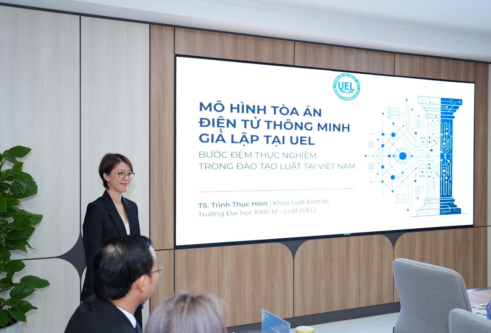 TS. Trịnh Thục Hiền, Phó Trưởng khoa Luật Kinh tế, Trường Đại học Kinh tế - Luật, ĐHQG-HCM, trình bày mô hình tòa án điện tử thông minh giả lập tại tọa đàm ngày 10/4/2026. Ảnh: UEL.