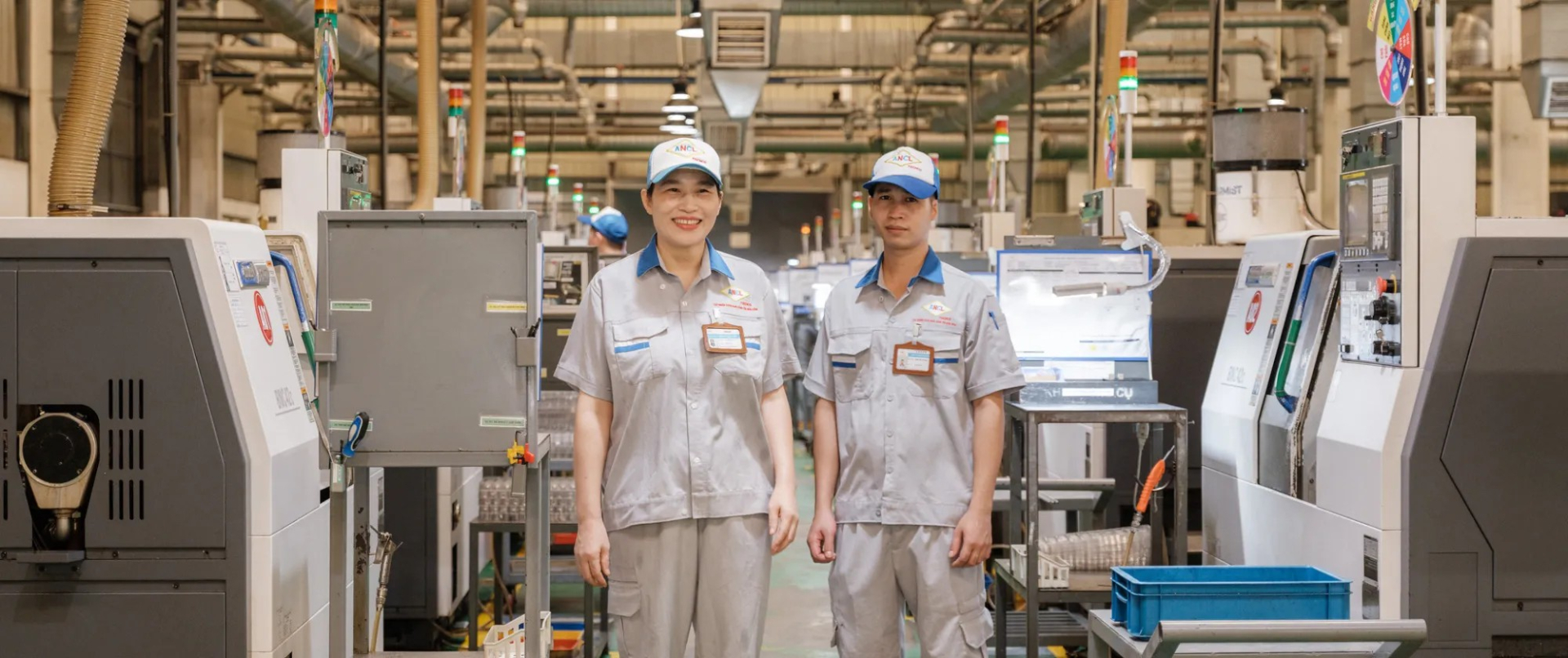 Lao động nữ và nam trên dây chuyền sản xuất. Minh bạch cách định giá công việc giúp nhận diện chính xác hơn khoảng cách tiền lương theo giới. Ảnh: ILO.