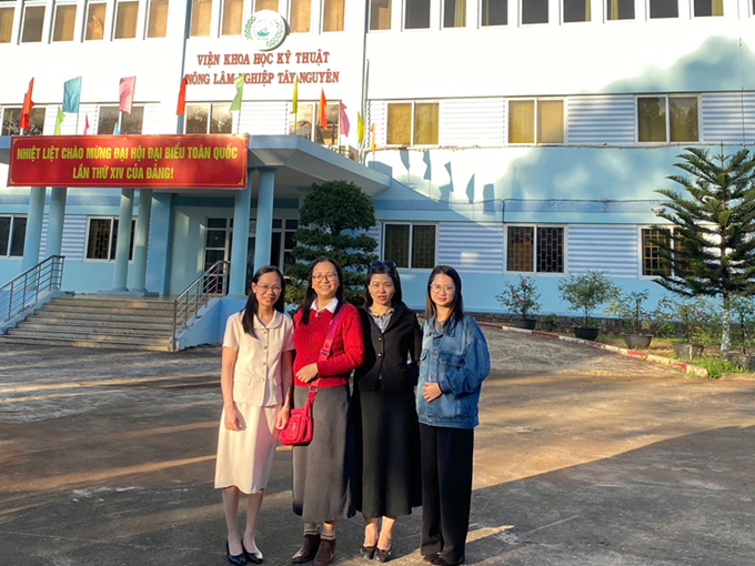 Bùi Thúy Nga ngoài cùng bên phải trong chuyến học tập thực tế tại Buôn Ma Thuột cùng giảng viên Khoa Công nghệ thực phẩm. Nguồn ảnh: Học viện Nông nghiệp Việt Nam.