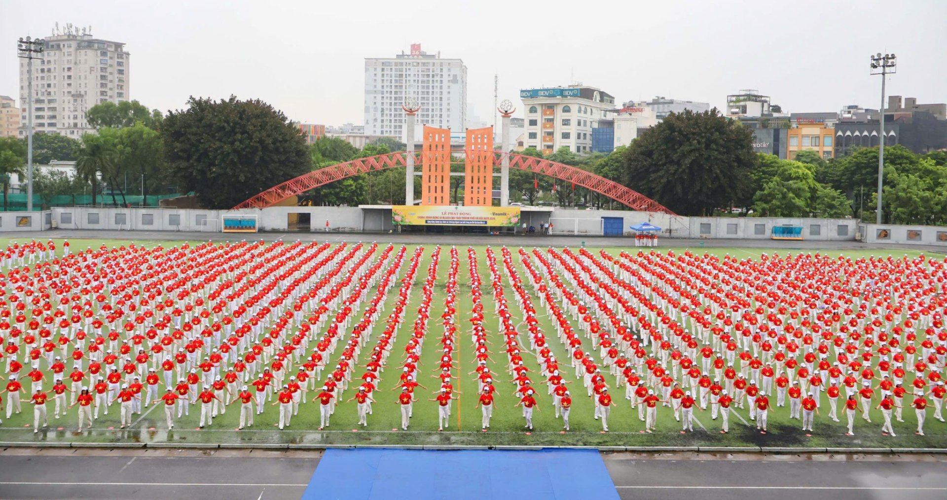 Hơn 2.000 hội viên người cao tuổi Hà Nội tham gia màn đồng diễn dân vũ “Chủ động sống khỏe - Rực rỡ tuổi hoàng kim” tại phường Xuân Đỉnh sáng 17/9.