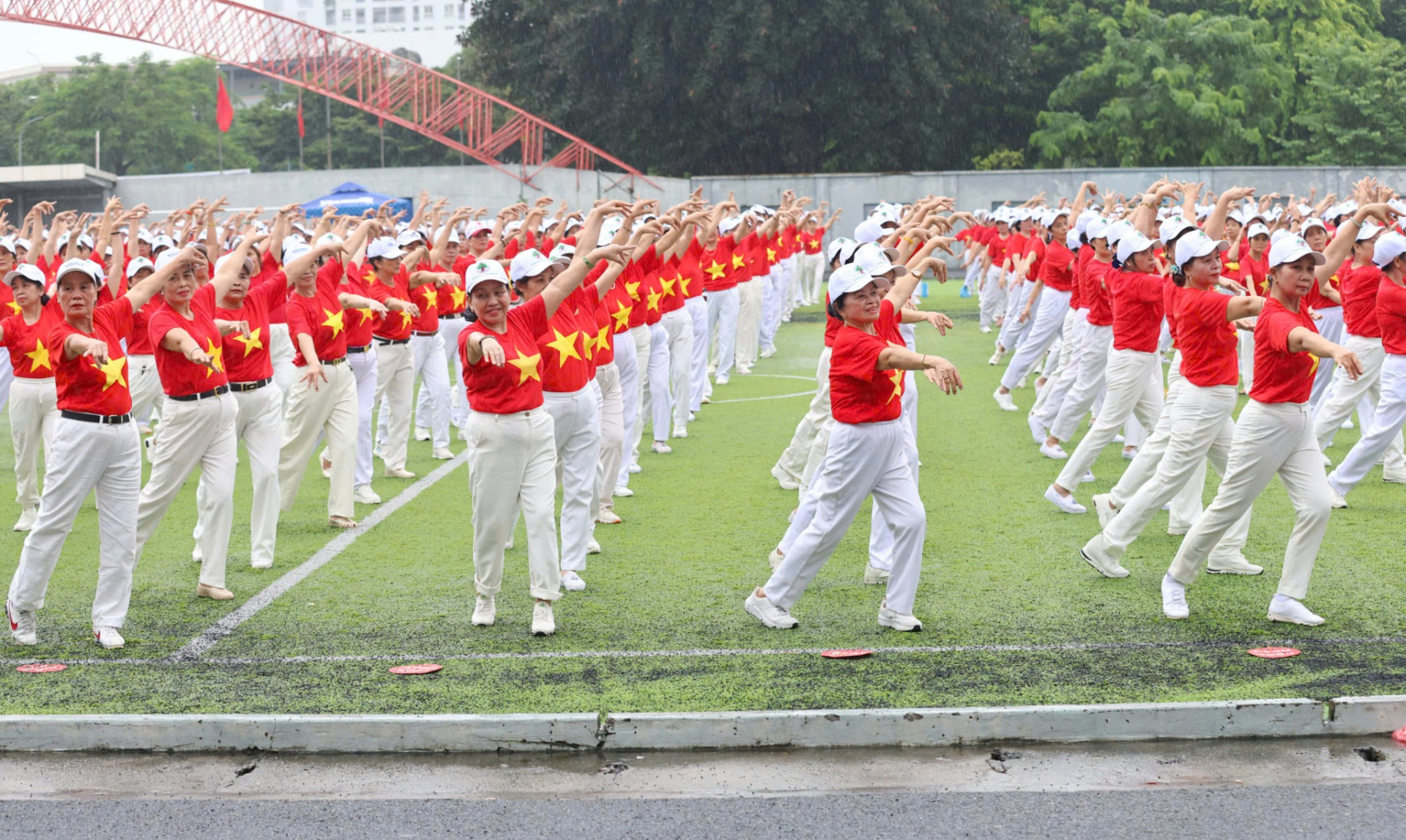 Các hội viên người cao tuổi đồng loạt thực hiện các động tác trong màn dân vũ với sắc áo cờ đỏ sao vàng.