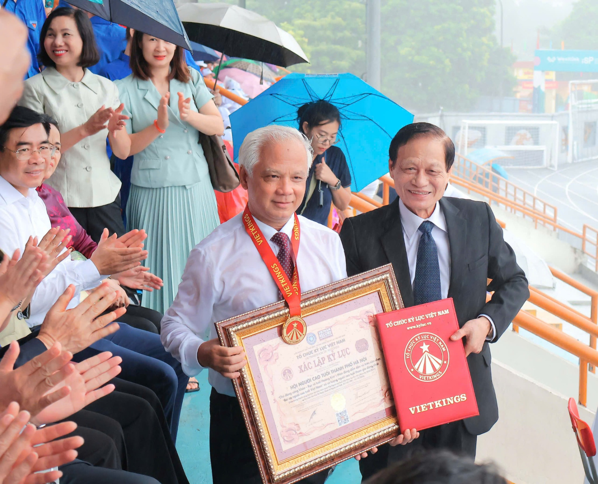 Đại diện Hội Người cao tuổi thành phố Hà Nội nhận chứng nhận xác lập Kỷ lục Việt Nam cho màn đồng diễn dân vũ có số lượng người cao tuổi tham gia đông nhất.