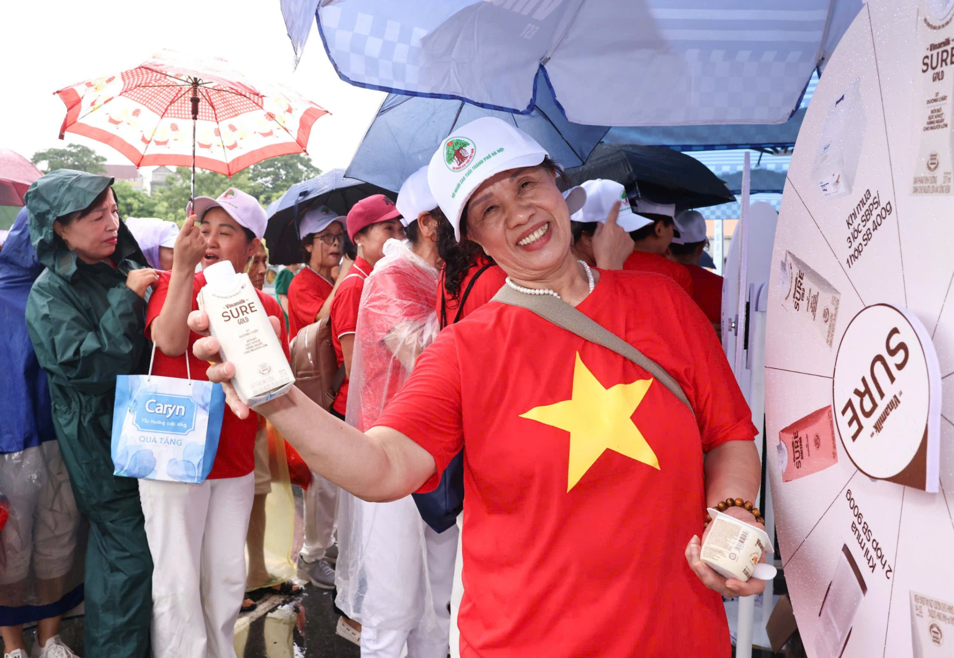Một hội viên người cao tuổi trải nghiệm sản phẩm dinh dưỡng tại khu vực hoạt động của Vinamilk Sure.