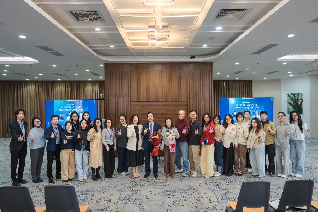 Các giảng viên, nhà nghiên cứu và người tham dự hội thảo “Nuôi dưỡng Câu hỏi Nghiên cứu của Bạn” tại VinUni ngày 22/11/2025. TS. Thân Thị Trang Uyên là một trong hai người điều phối chương trình. Ảnh: VinUni.