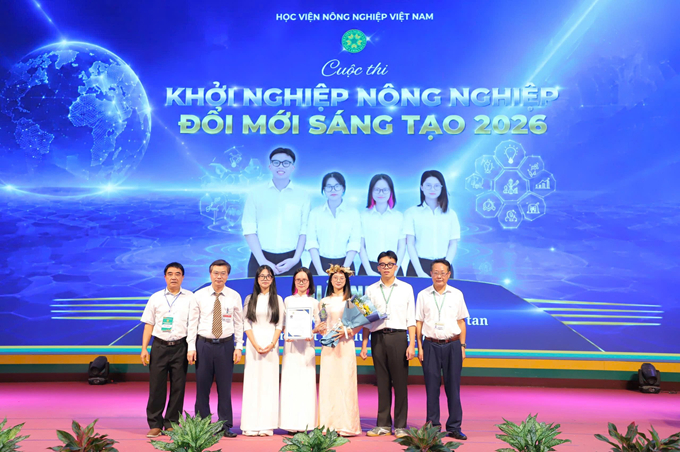   Nhóm dự án “Viên nén cà phê hòa tan kiểm soát hàm lượng caffeine” nhận giải Nhất Chung kết Cuộc thi Khởi nghiệp Nông nghiệp Đổi mới sáng tạo năm 2026.   Ảnh: Đỗ Quang Huy; nguồn: Học viện Nông nghiệp Việt Nam.  