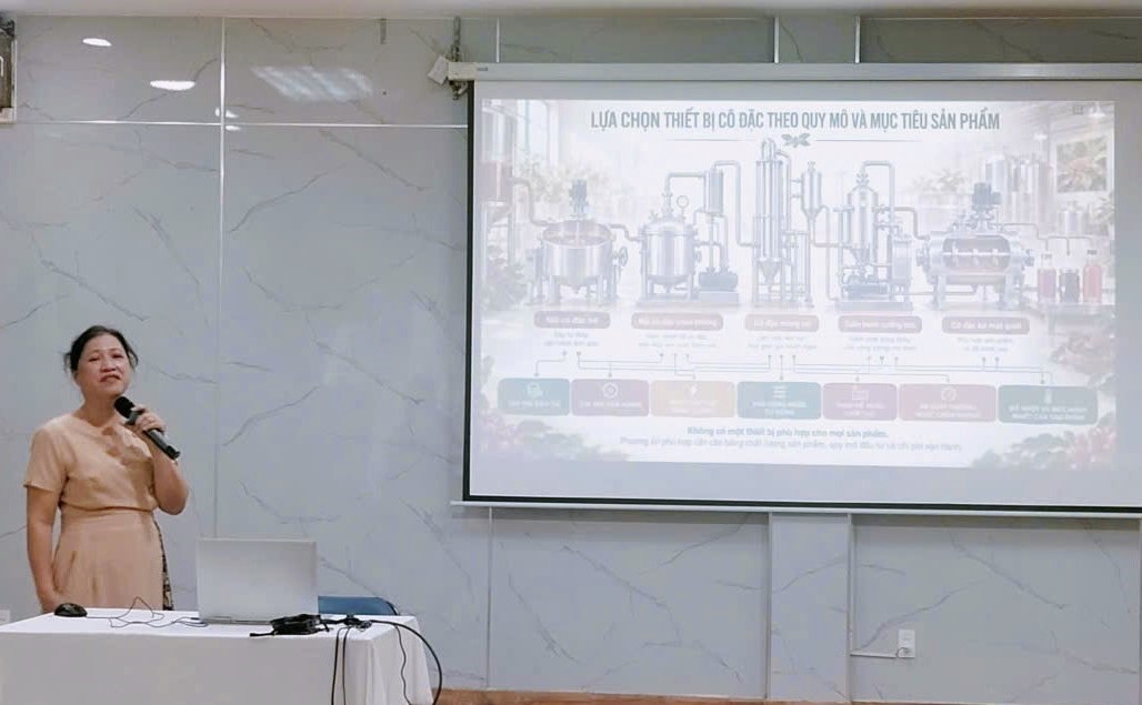 PGS.TS. Trần Thị Thu Trà, Khoa Kỹ thuật Hóa học, Trường Đại học Bách khoa – ĐHQG TP.HCM giới thiệu phương án thiết bị cho quy trình chế biến vỏ và thịt quả cà phê ngày 10/9/2026. Ảnh: Sở KH&CN TP.HCM.