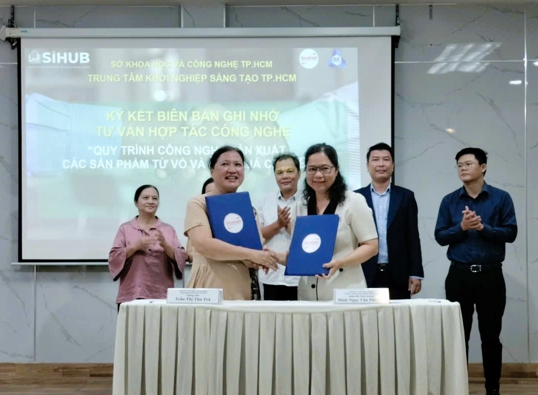 PGS.TS. Trần Thị Thu Trà trong hoạt động ký biên bản ghi nhớ hợp tác công nghệ ngày 10/9. Sáu biên bản được ký tại sự kiện, nhưng đây mới là bước đầu của quá trình xây dựng phương án chuyển giao. Ảnh: Sở KH&CN TP.HCM.