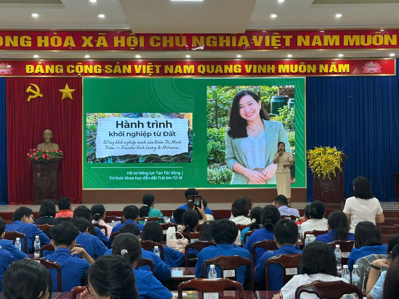 Đoàn Thị Minh Trâm, Giám đốc Công ty TNHH Vinh Lương Biogreen, chia sẻ tại chương trình hỗ trợ thanh niên, phụ nữ khởi nghiệp ở Chơn Thành tháng 8/2026. Ảnh: Trang thông tin điện tử phường Chơn Thành.