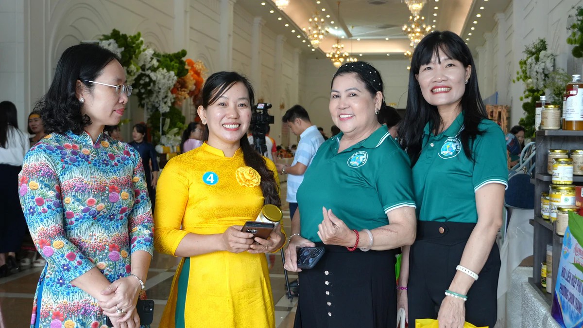 Đoàn Thị Minh Trâm (thứ hai từ trái sang), Giám đốc Công ty TNHH Vinh Lương Biogreen, giới thiệu sản phẩm tại Ngày Phụ nữ khởi nghiệp TP Đồng Nai năm 2026. Ảnh: Phụ nữ Việt Nam.