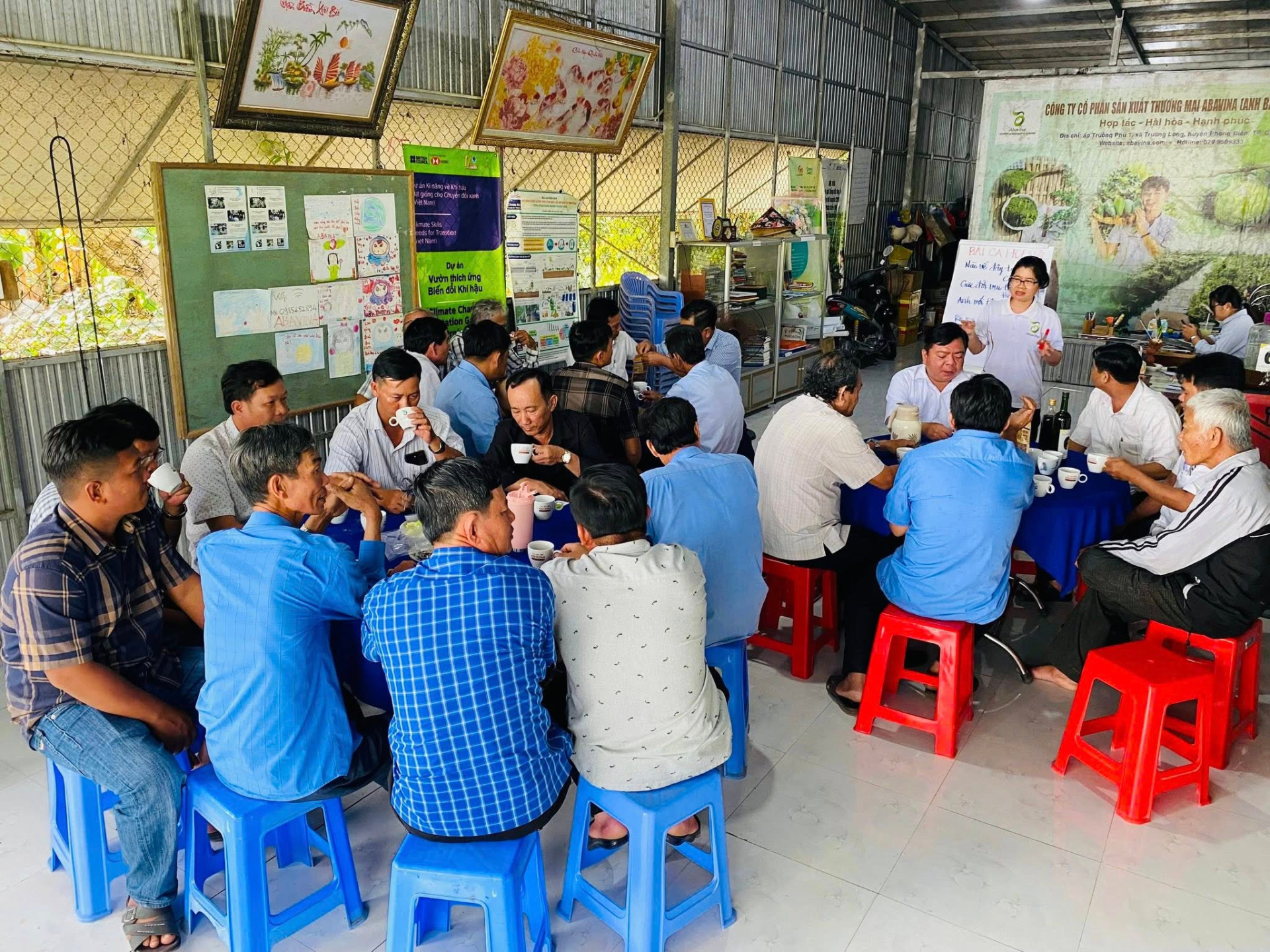 ThS. Nguyễn Thị Kim Thoa trao đổi với nông dân trong hoạt động của Abavina, tháng 2/2026.