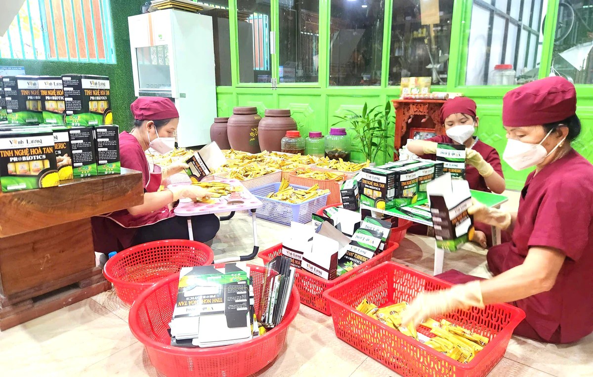 Công đoạn đóng gói các sản phẩm từ nghệ tại cơ sở của Vinh Lương. Ảnh: Phụ nữ Việt Nam.
