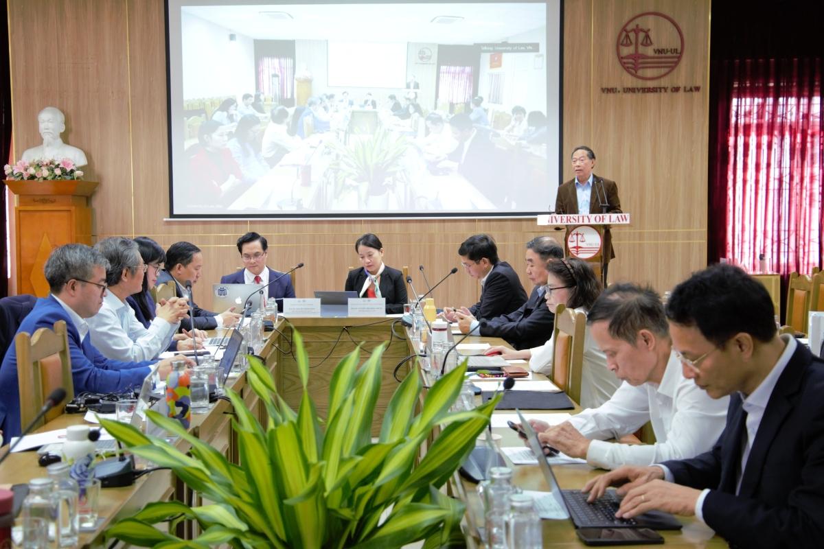 PGS.TS. Nguyễn Minh Tuấn và PGS.TS. Nguyễn Thị Hồng Nhung cùng điều phối các phiên tham luận, thảo luận tại hội thảo khoa học về pháp lý tổ chức ở Hà Nội tháng 11/2025. Ảnh: Trường Đại học Luật, ĐHQGHN/UEL.