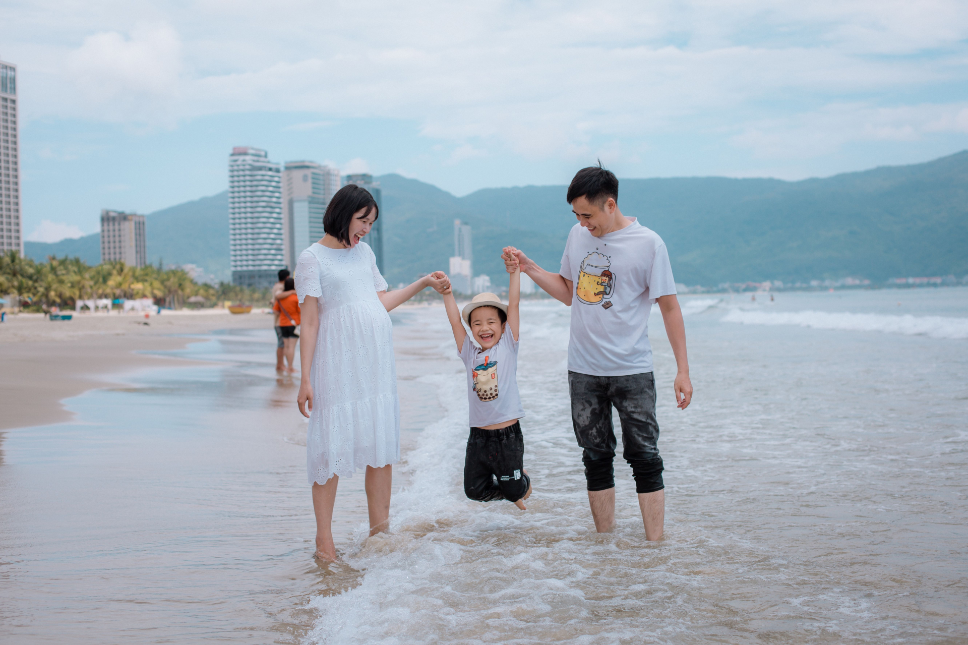 Gia đình vui chơi trên bãi biển Đà Nẵng. Ảnh minh họa: Võ Văn Tiến/Pexels.